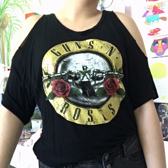 Forever 21 Tops - Guns n Roses cold shoulder top 🔥 Forever 21 Tops - Guns n Roses cold shoulder top 🔥